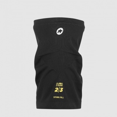 Cachecol ou faixa preta com texto amarelo e logotipo branco