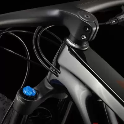 Quadro de bicicleta carbono preto com botão azul na suspensão dianteira