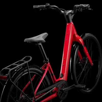 Bicicleta elétrica vermelha com selim e pneus pretos