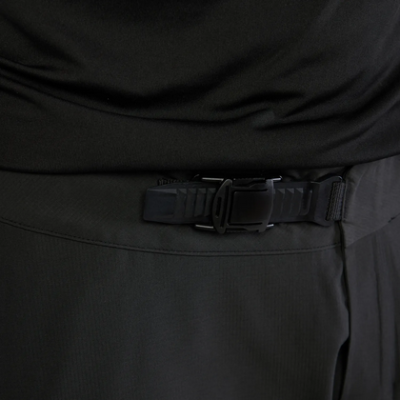 Cinto preto com fivela plástica em calças e camisa pretas