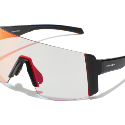 Óculos de sol desportivos com lente única ligeiramente espelhada e armação preta