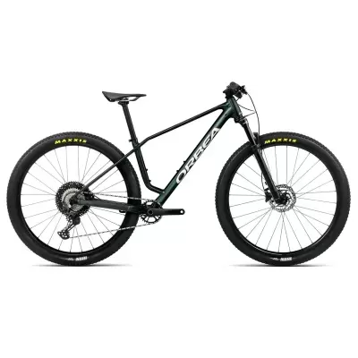 Bicicleta de montanha Orbea preta com pneus Maxxis e suspensão dianteira