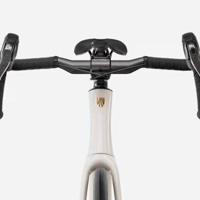 Guiador de bicicleta de estrada preto com quadro branco e logótipo