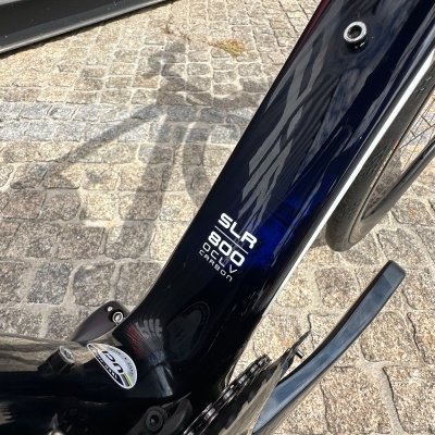 Quadro azul escuro de bicicleta com texto branco SL R 800 OCLV CARBON e autocolante UCI