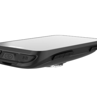 Comando remoto preto com botões em relevo e símbolo USB