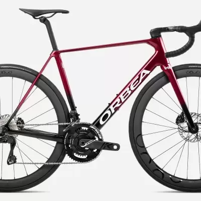 Bicicleta de estrada ORBEA vermelha e preta com rodas grandes e travões de disco.