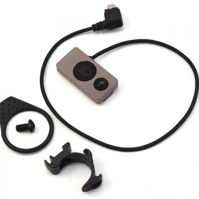 Cabo USB preto com controlo remoto metálico cinzento e acessórios em fundo branco