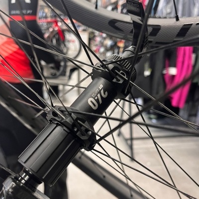 Roda de bicicleta com aro cinzento e cubo DT Swiss 240