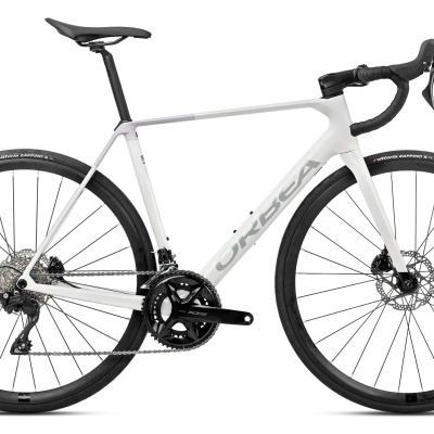 Bicicleta de estrada branca com detalhes cinzentos ORBEA