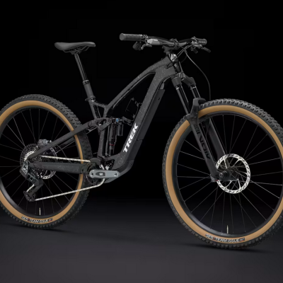 Bicicleta elétrica de montanha preta com pneus castanhos e suspensão