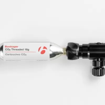 Recipiente CO2 Bontrager Threaded 16g ligado a dispositivo preto