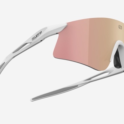 Óculos de sol desportivos com armação branca e lentes espelhadas