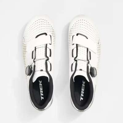 Par de sapatilhas ciclismo brancas com fecho roldana e velcro