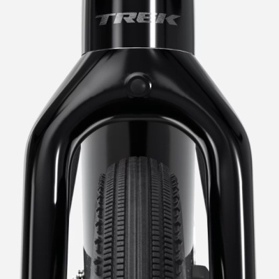 Garfo de bicicleta preto brilhante da marca TREK com pneu preto