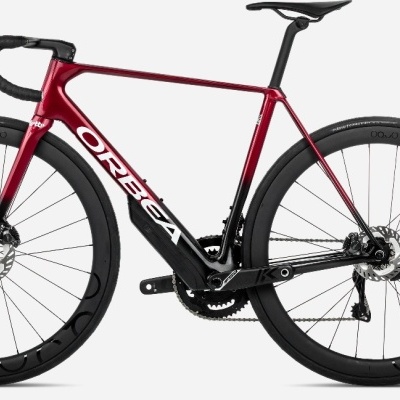 Bicicleta de corrida Orbea vermelha e preta com rodas de carbono