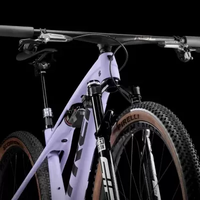 Bicicleta de montanha lavanda com pneus Pirelli e suspensão frontal