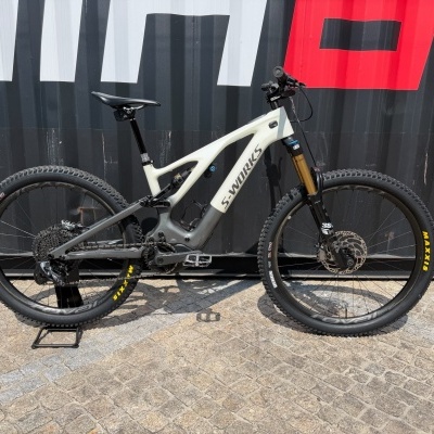 Bicicleta de montanha S-WORKS com quadro branco e cinza, suspensão dianteira com amortecedor Fox e pneus Maxxis