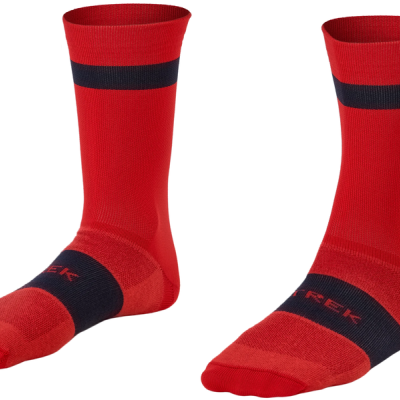 Par de meias vermelhas com risca preta e texto TREK