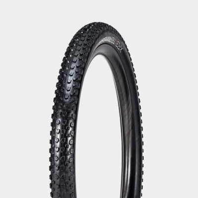 Pneu de bicicleta preto com cravos e texto MUD KING