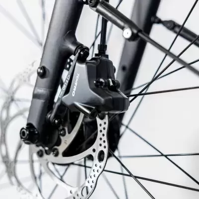 Pormenor da roda e sistema de travagem de uma bicicleta preta com pinça COMANCHE