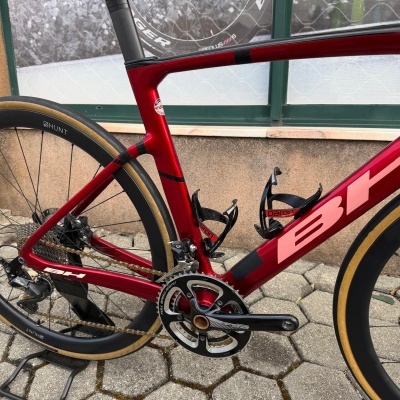 Bicicleta de estrada BH vermelha com rodas Hunt e acessórios