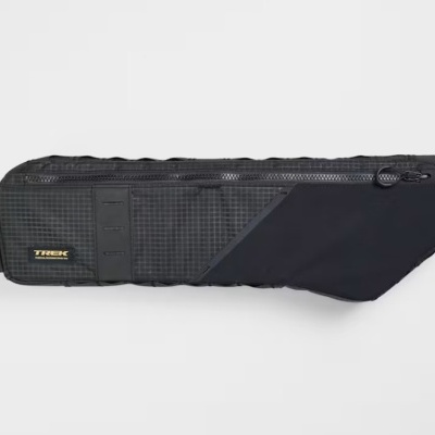 Estojo preto com fecho e etiqueta amarelo preto TREK