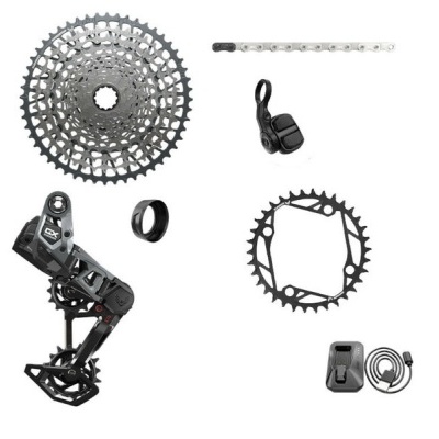 Componentes metálicos e plásticos de bicicleta sobre fundo branco