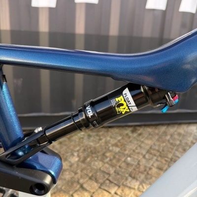 Amortecedor traseiro de bicicleta FOX FLOAT DPS EVOL preto num quadro azul escuro e cinza