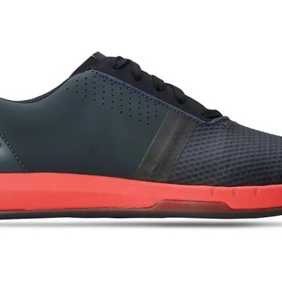 Ténis desportivo preto e cinzento com sola vermelha