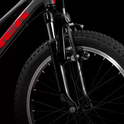 Roda dianteira de bicicleta preta com detalhes vermelhos e fundo preto