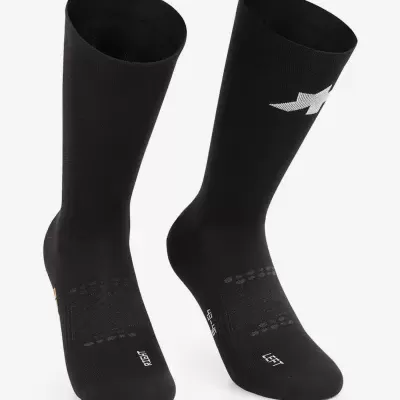 Par de meias pretas compridas com padrões em cinza e etiquetas RIGHT e LEFT.