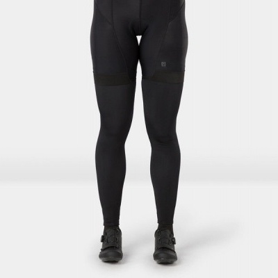 Calças justas pretas para ciclismo com tecido texturizado e sapatilhas pretas.