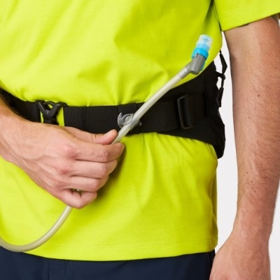 Cinto de hidratação preto com tubo plástico e bocal azul usado por pessoa com t-shirt amarela