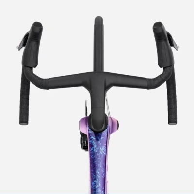 Guiador de bicicleta preto com quadro roxo e azul visto de cima