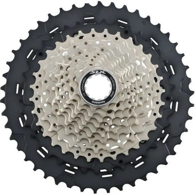 Cassete de bicicleta metálico prateado e preto com texto Shimano 12S