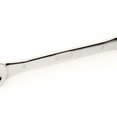 Chave de boca e estrela em aço cromado em fundo branco