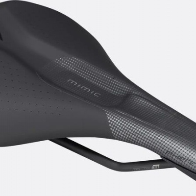 Selim de bicicleta preto com textura perfurada e inscrições MIMIC e BODY GEOMETRY