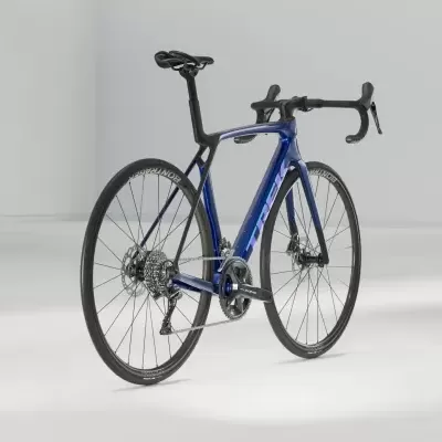 Bicicleta de estrada azul metálico com guiador preto e pneus finos Pretorian