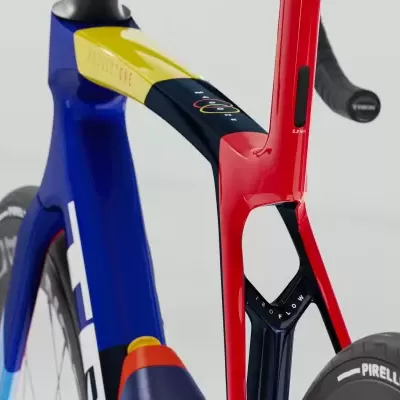Bicicleta de corrida aerodinâmica azul, vermelho e amarelo com pneus Pirelli
