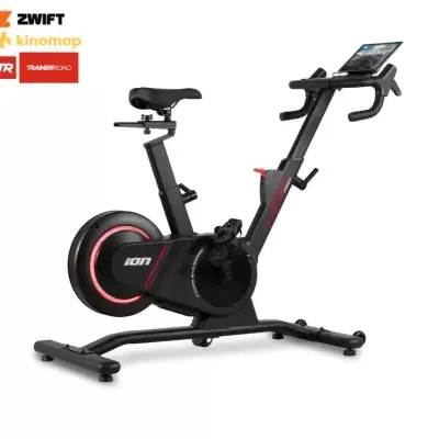 Bicicleta estática preta e vermelha com assento ajustável e ecrã, fundo branco