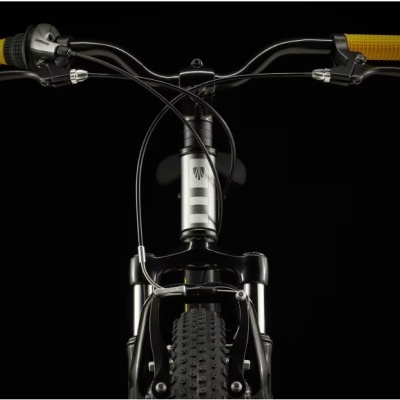 Guiador de bicicleta com punhos amarelos e suspensão preta