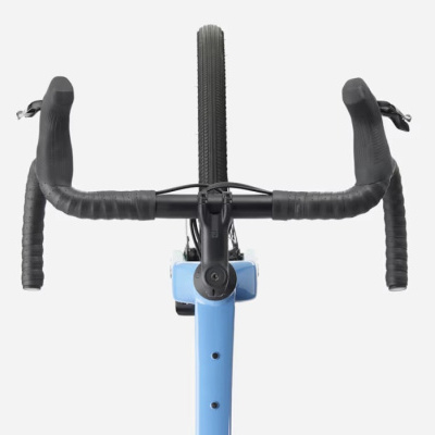 Guidão de bicicleta de estrada preto com quadro azul claro visto de frente