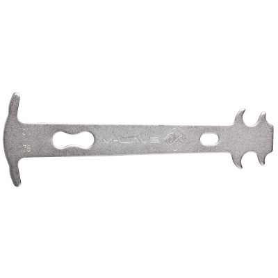 Ferramenta metálica cinzenta com várias aberturas e ganchos