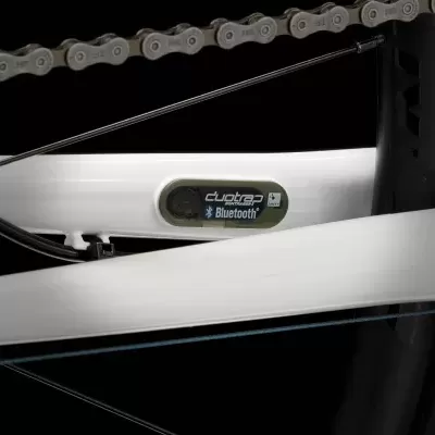 Quadro de bicicleta branco com dispositivo cyclex Bluetooth e corrente metálica