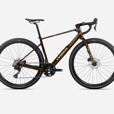 Bicicleta Orbea camuflada castanha com pneus pretos e guiador de estrada preto