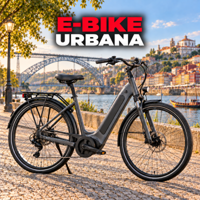 Bicicleta elétrica urbana cinza numa calçada de pedra junto a um rio e ponte ao fundo