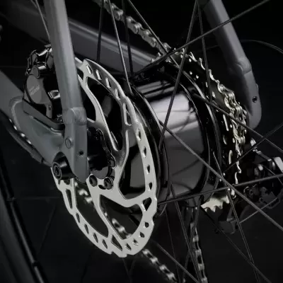 Roda traseira de bicicleta com travão a disco e engrenagem