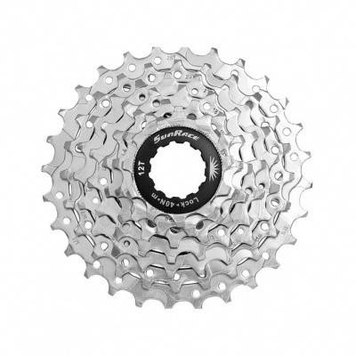 Cassete de bicicleta SunRace prateado com anel central preto e texto branco