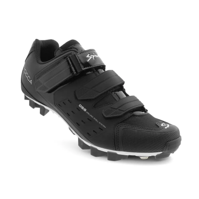 Ténis de ciclismo preto com tiras de velcro e sola com cravos