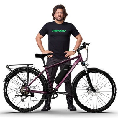Homem com t-shirt preta e bicicleta eléctrica roxo escuro sobre fundo branco